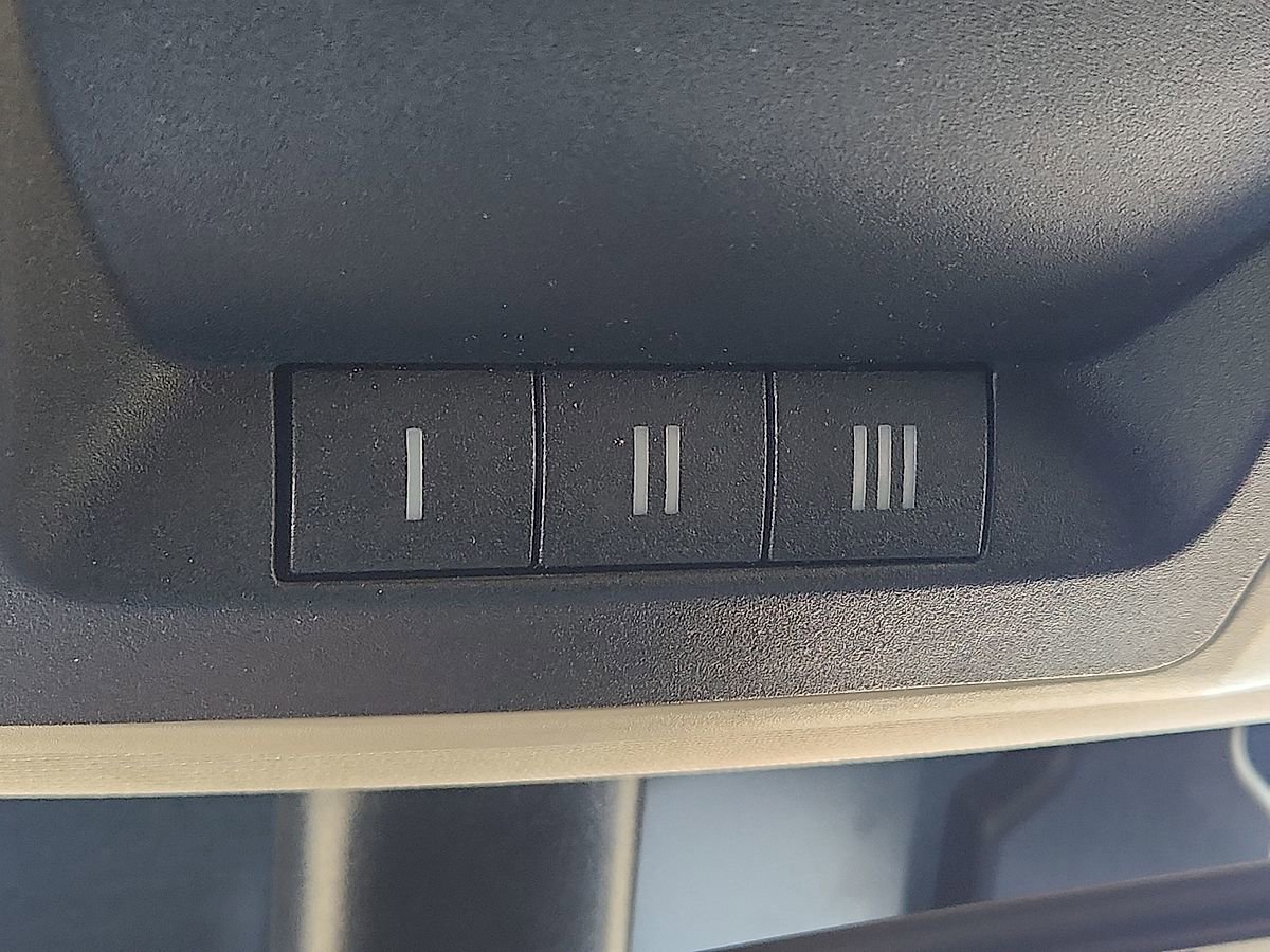 Used 2019 RAM 1500 Classic SLT w/ Luxury Group image 9