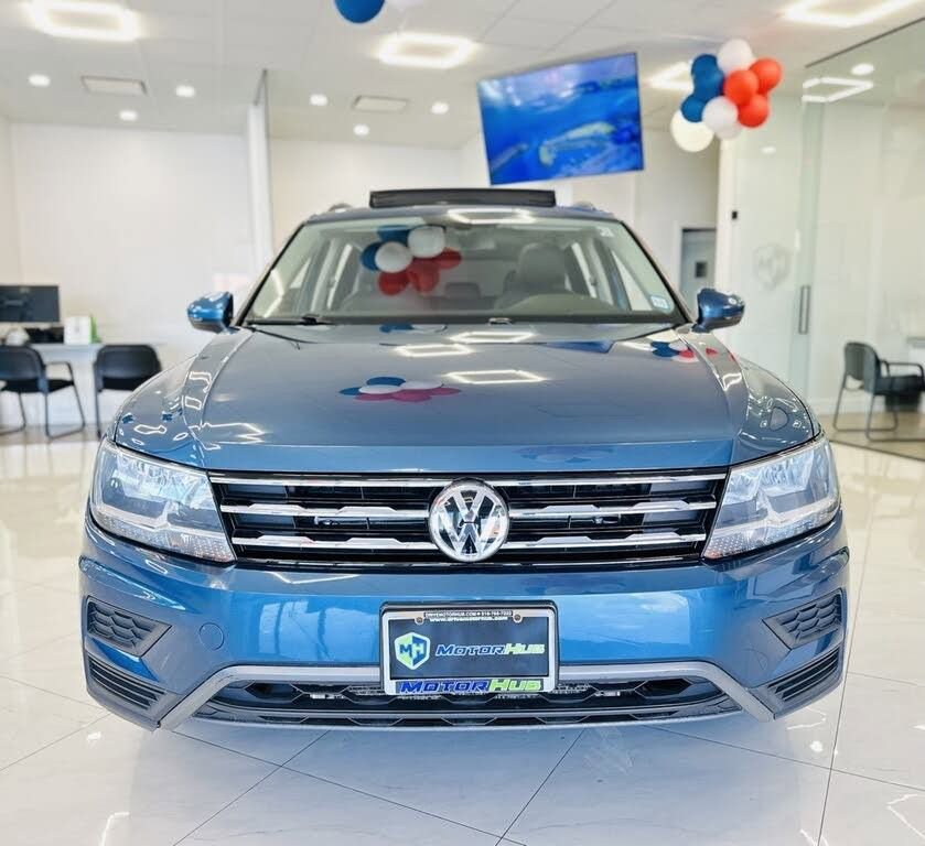 Used 2019 Volkswagen Tiguan SE w/ Panoramic Sunroof Package image 2