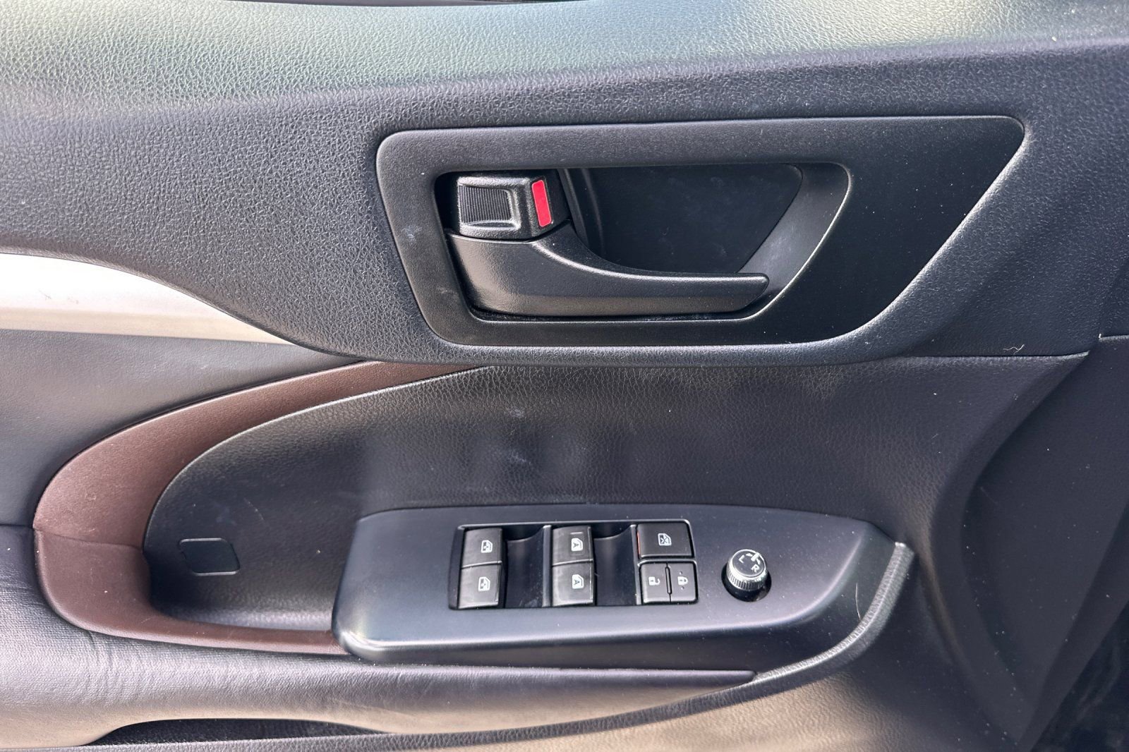 Used 2019 Toyota Highlander Plus FWD image 11