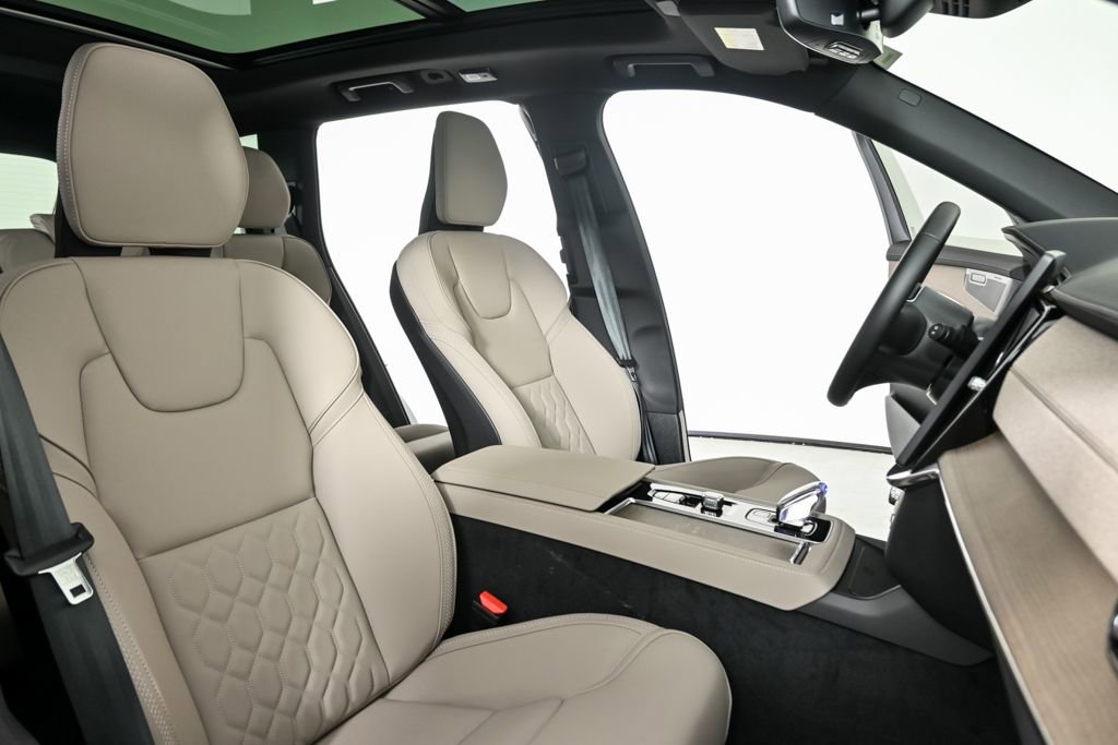 Used 2026 Volvo XC90 B6 Plus w/ Protection Package Premier image 26