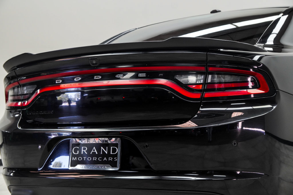 Used 2018 Dodge Charger SXT w/ Blacktop Package RWD image 14