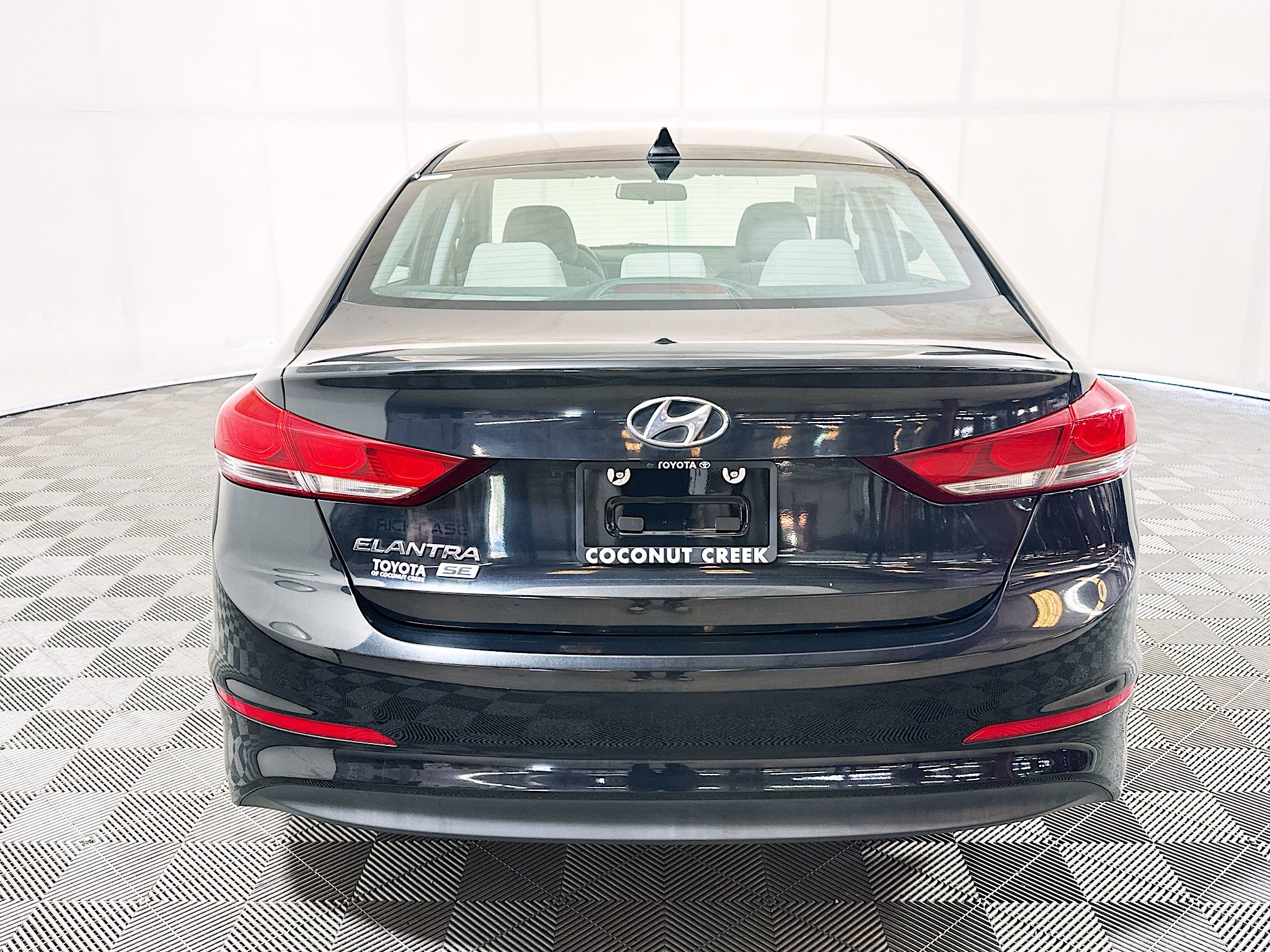 Used 2018 Hyundai Elantra SE w/ SE Connectivity Package 04 FWD image 4