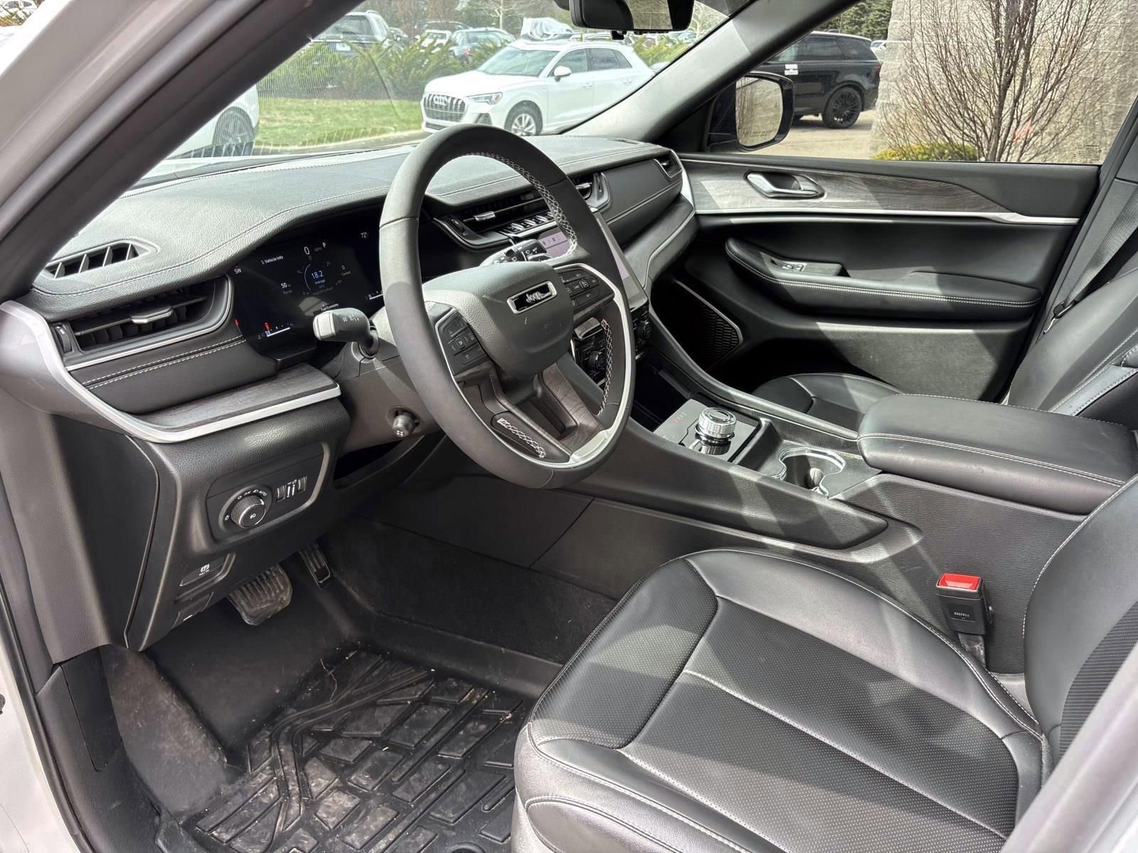 Used 2025 Jeep Grand Cherokee Limited w/ Luxury Tech Group II image 24