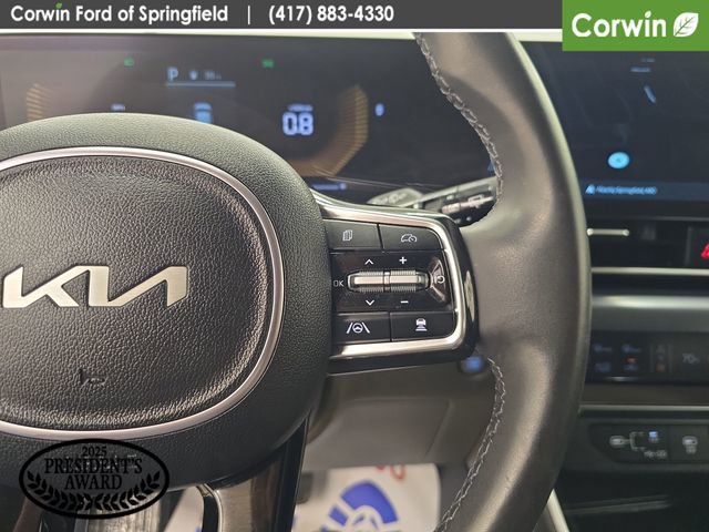 Used 2025 Kia Carnival FWD image 31