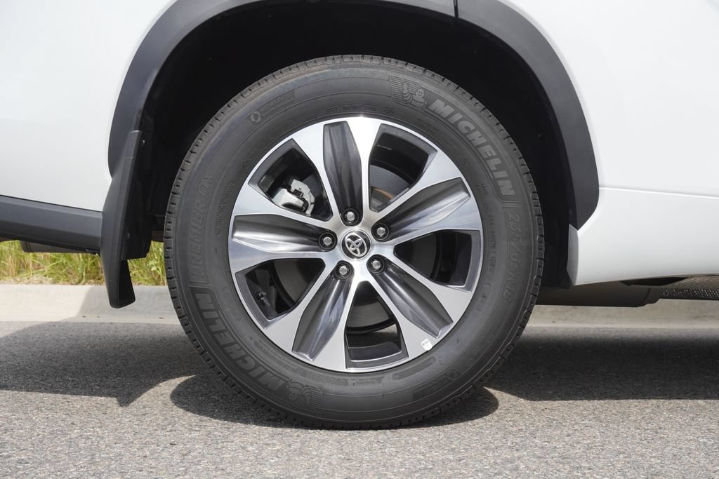 Used 2026 Toyota Highlander Limited AWD/4WD image 32