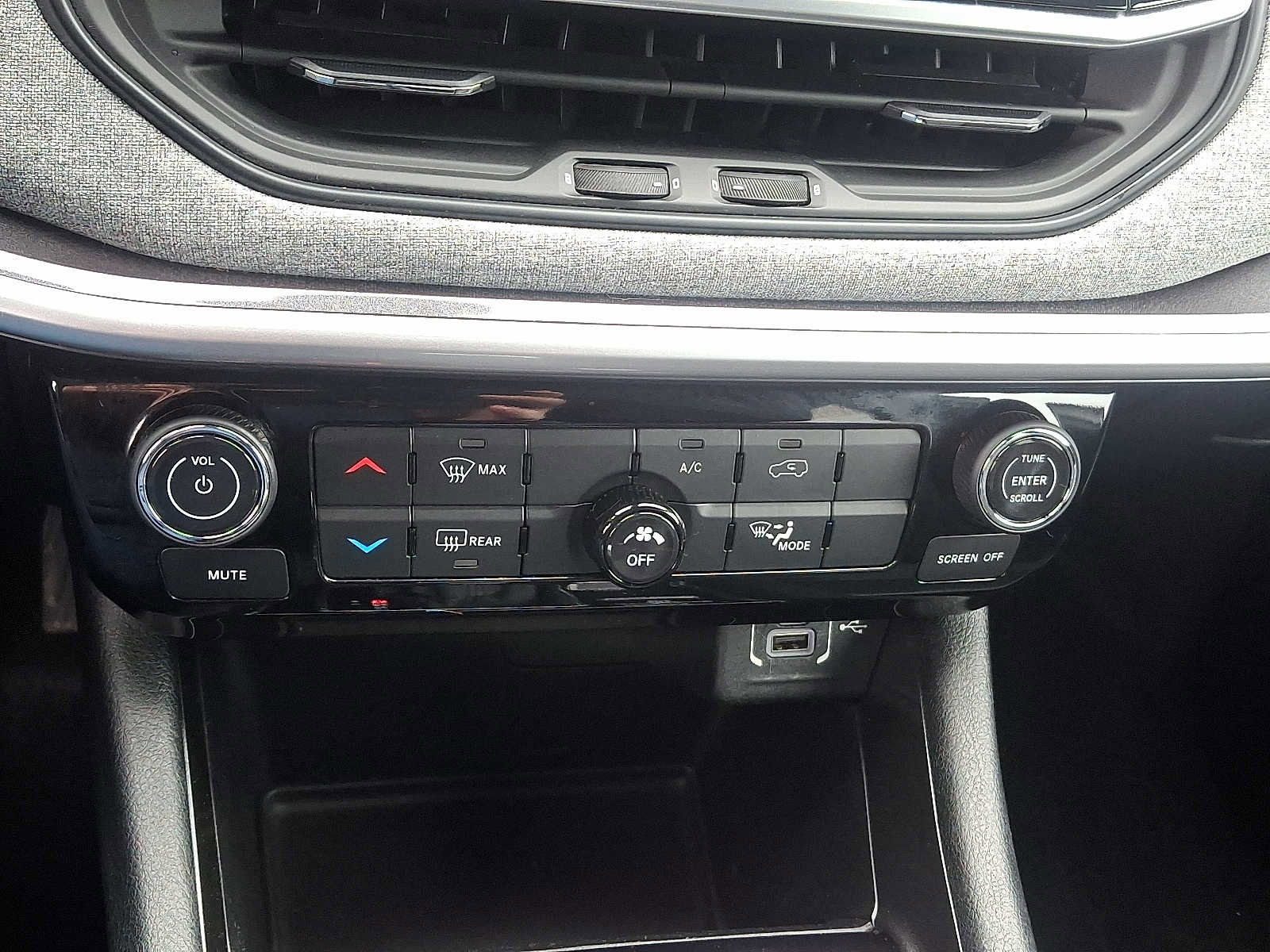 Used 2023 Jeep Compass Latitude image 16