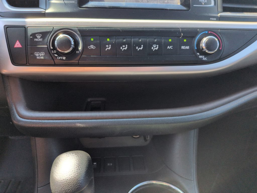 Used 2014 Toyota Highlander LE FWD image 19