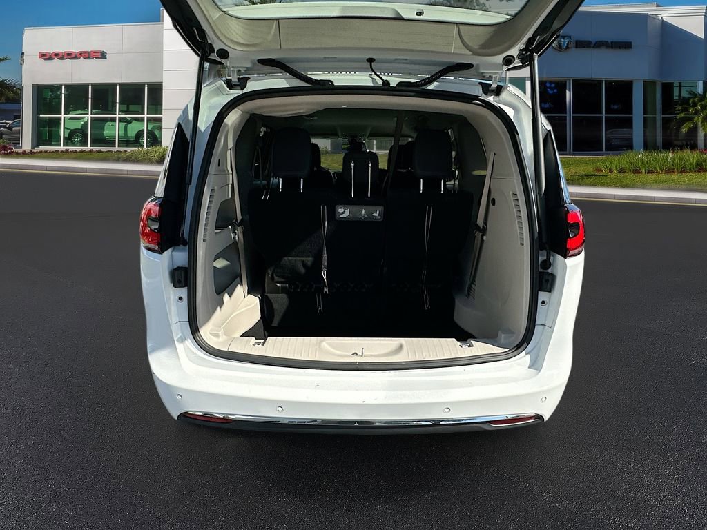 Used 2021 Chrysler Pacifica Touring-L image 26