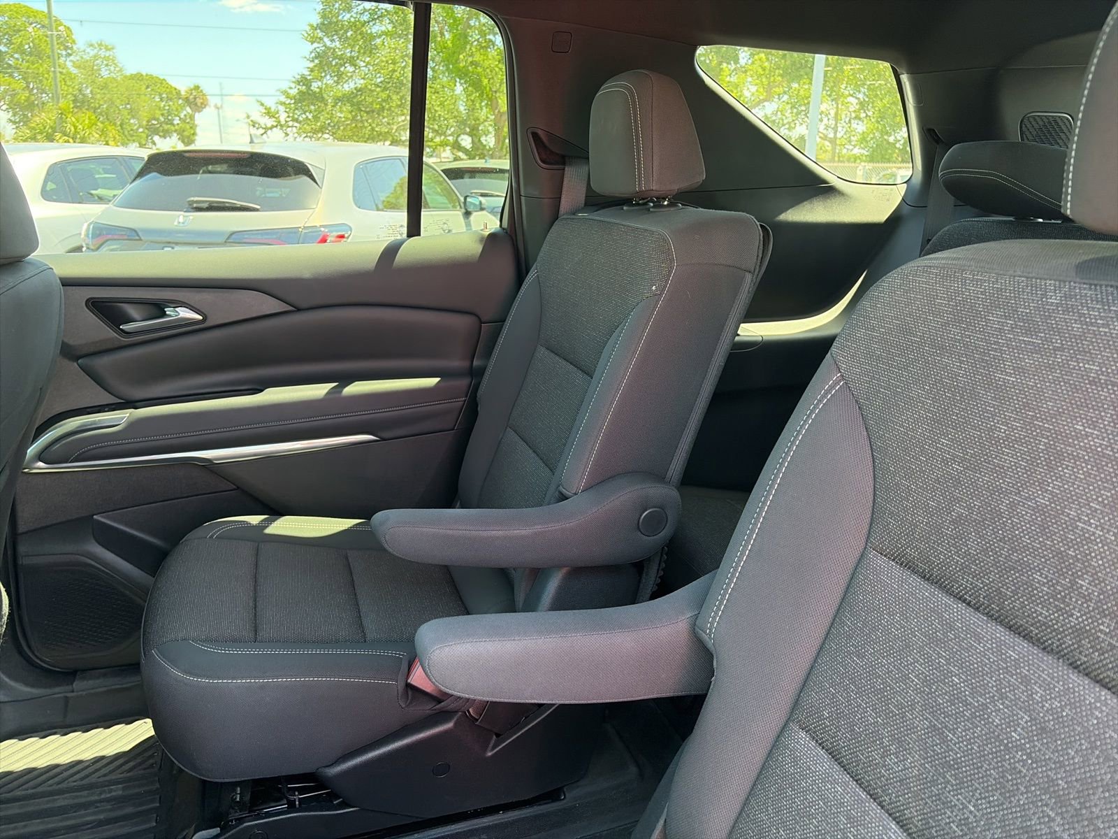 Used 2025 Chevrolet Traverse LT FWD image 9