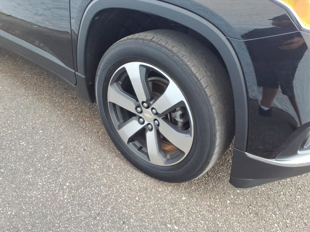 Used 2021 Chevrolet Traverse LT w/ LT Premium Package image 4