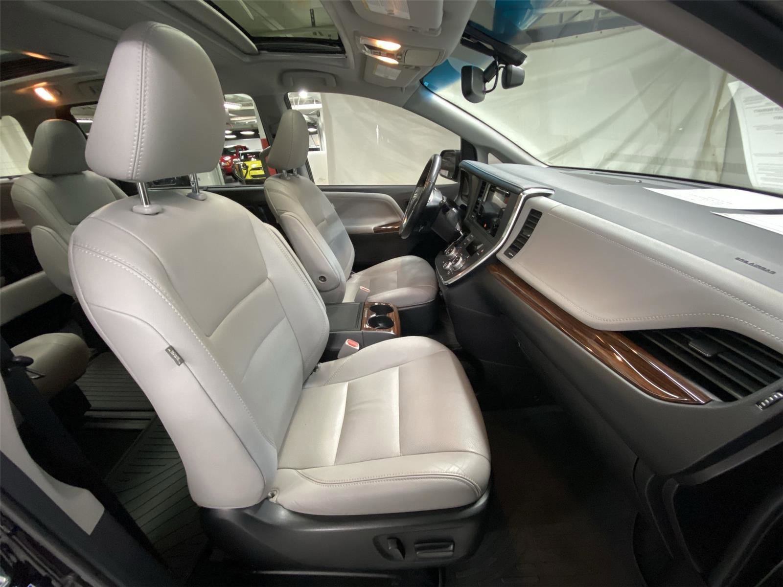 Used 2017 Toyota Sienna Limited Premium image 32