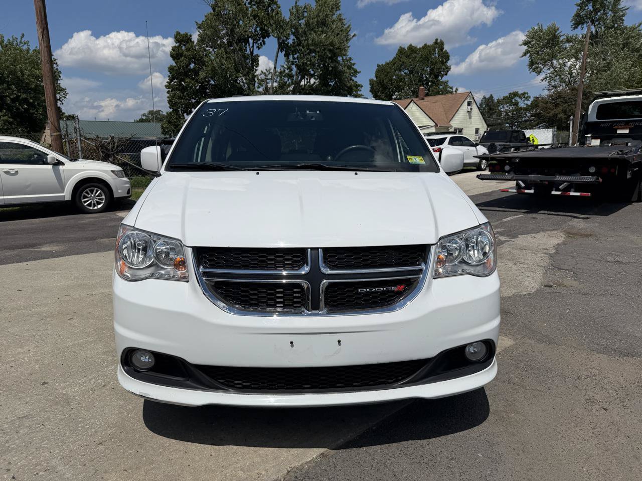 Used 2017 Dodge Grand Caravan SXT w/ Driver Convenience Group FWD image 2