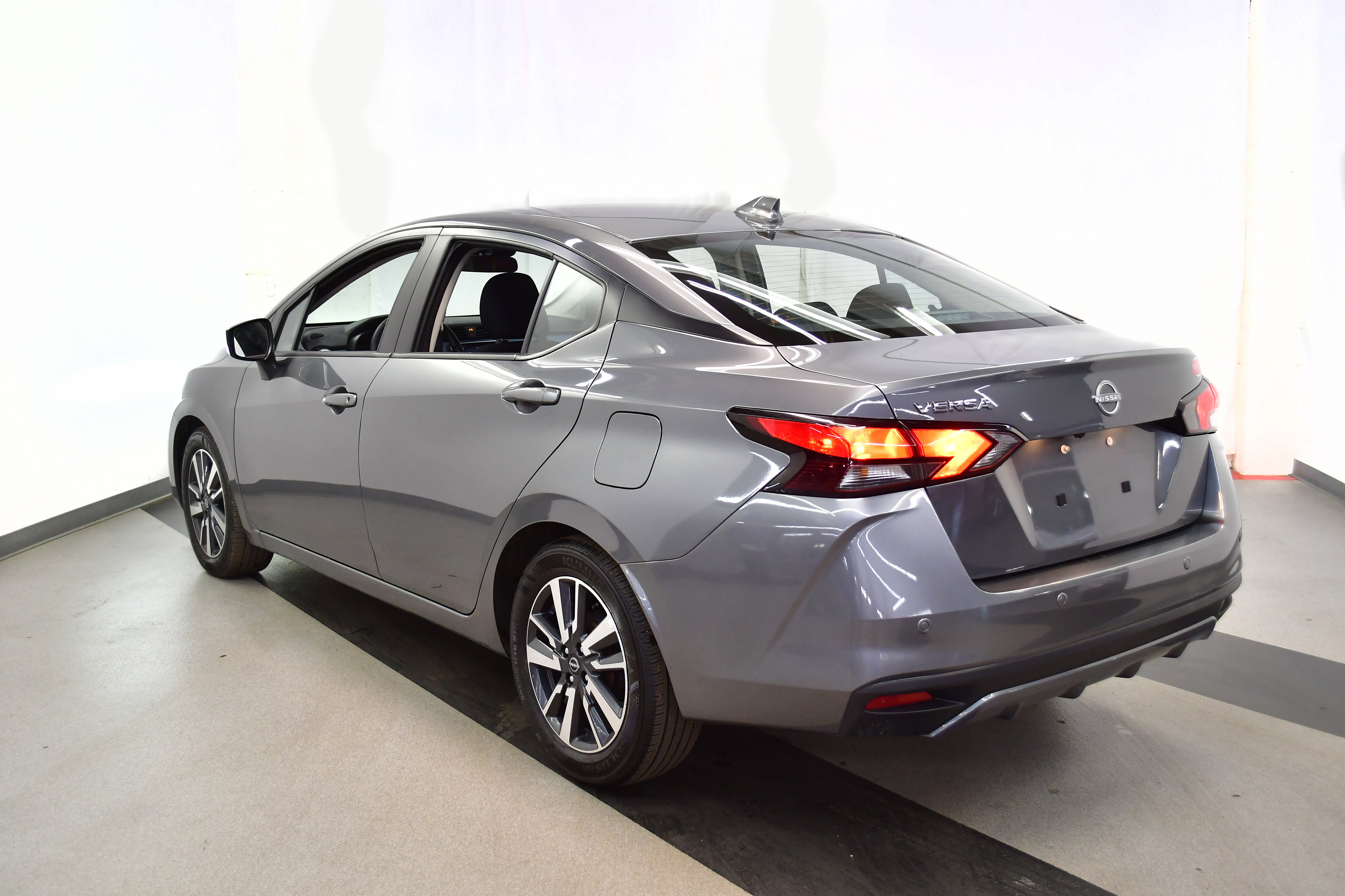 Used 2025 Nissan Versa SV image 9