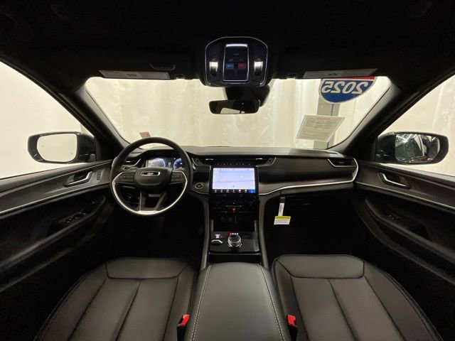 Used 2025 Jeep Grand Cherokee Limited w/ Black Appearance Package AWD/4WD image 16