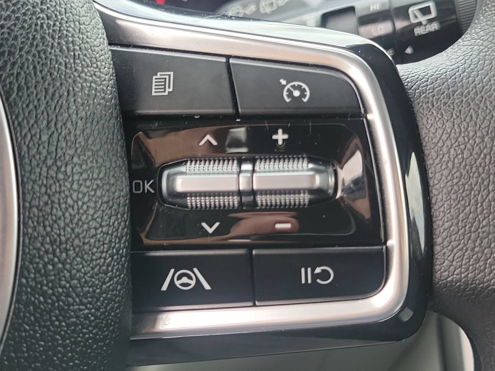 Used 2024 Kia Carnival LX FWD image 9