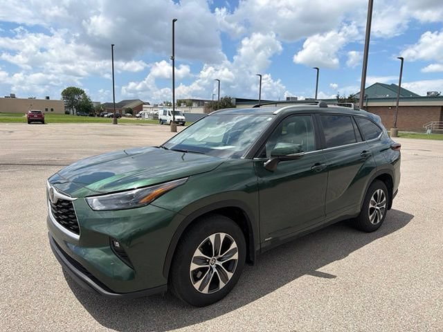 Used 2025 Toyota Highlander XLE AWD/4WD image 2