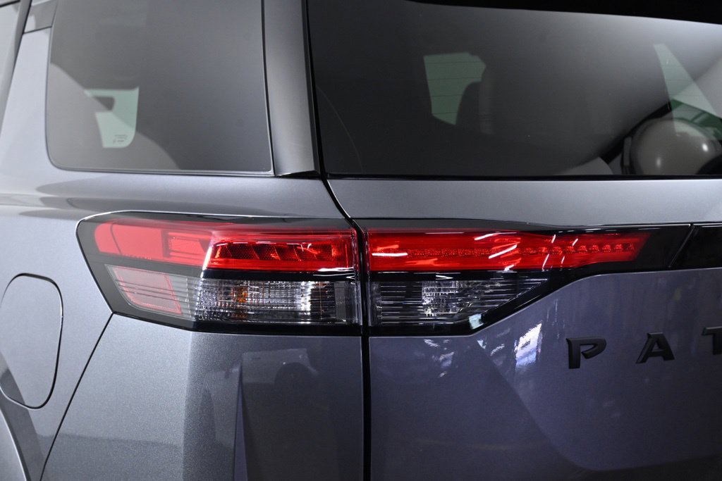 Certified 2024 Nissan Pathfinder Platinum w/ Black Appearance Package AWD/4WD image 10