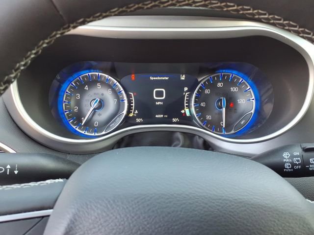 Used 2025 Chrysler Pacifica Select image 8