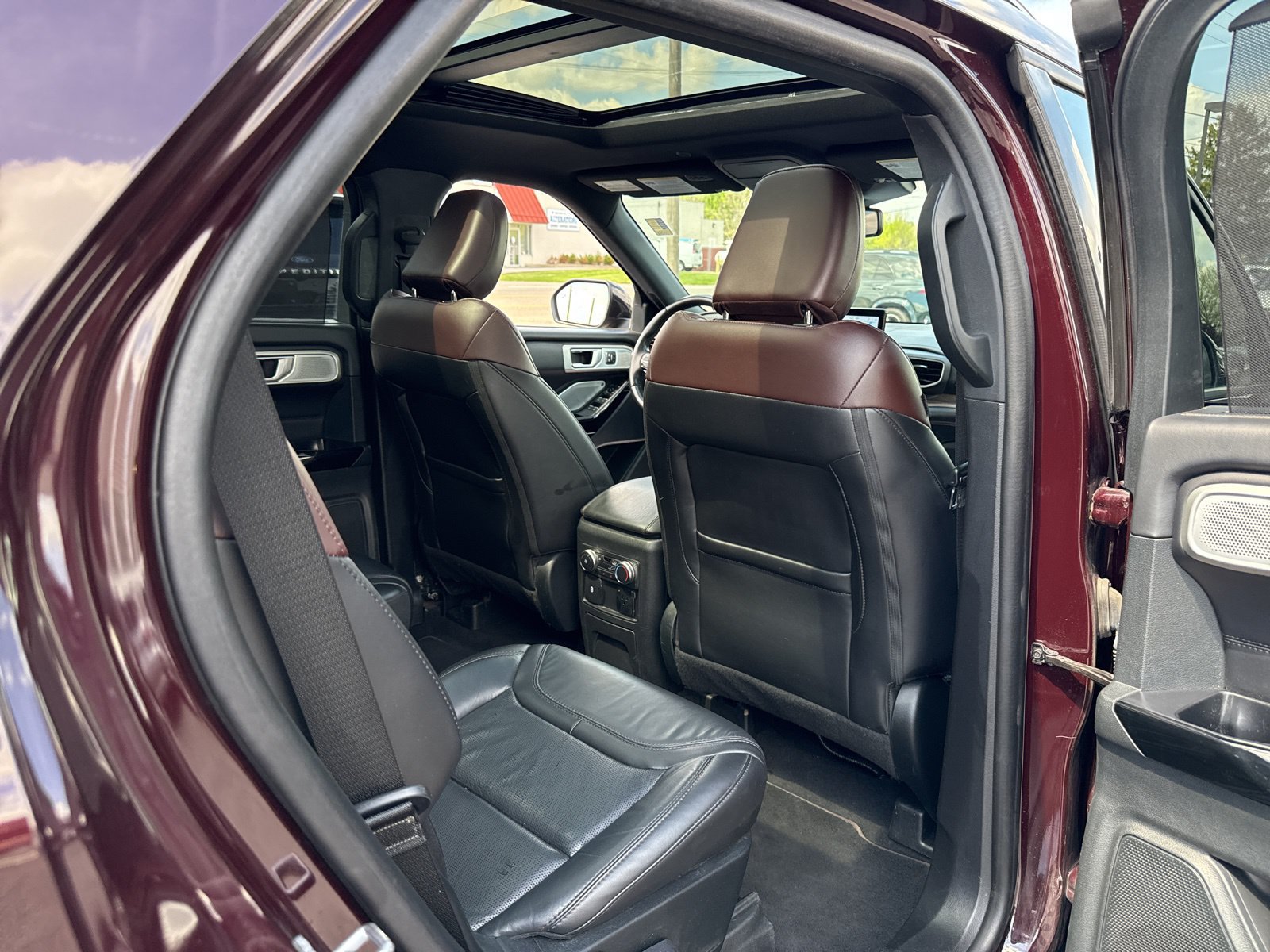 Used 2022 Ford Explorer Platinum w/ Equipment Group 601A AWD/4WD image 45