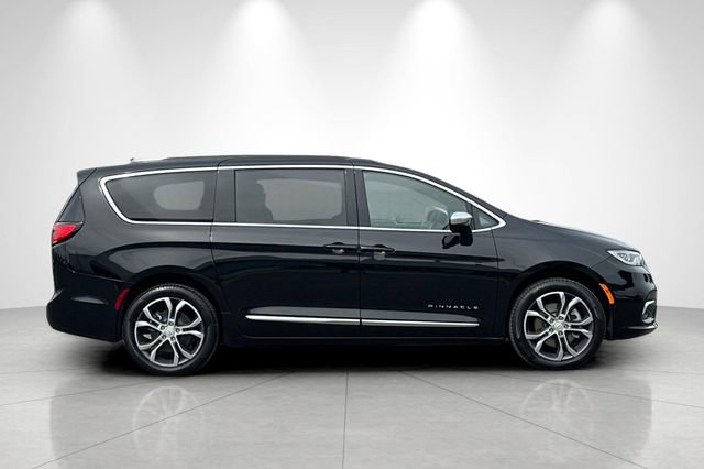 New 2026 Chrysler Pacifica Pinnacle w/ Trailer Tow Group AWD/4WD image 3