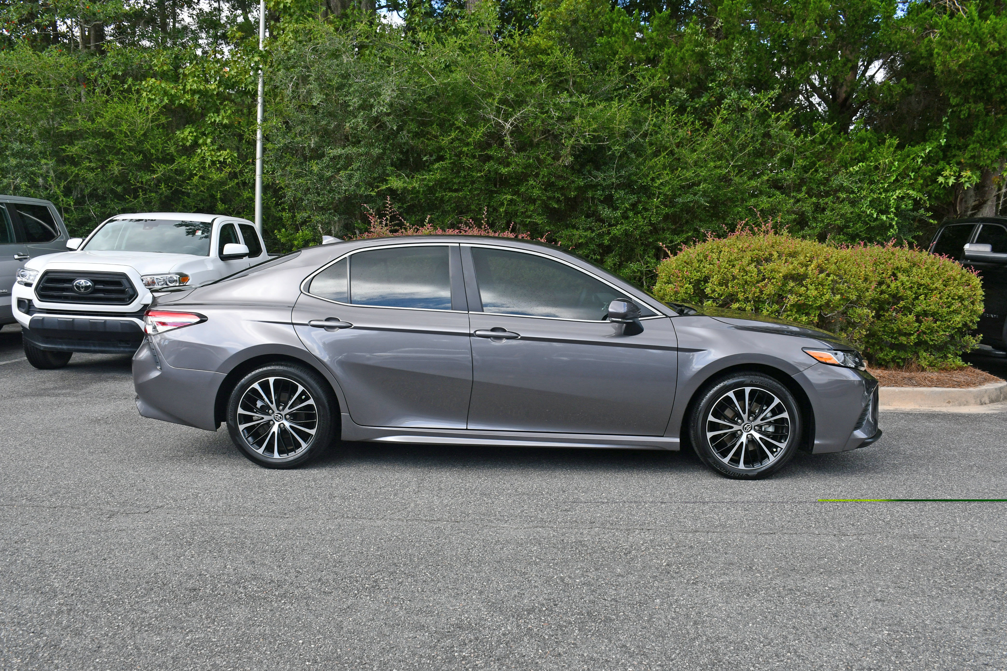 Used 2020 Toyota Camry SE w/ Convenience Package FWD image 5