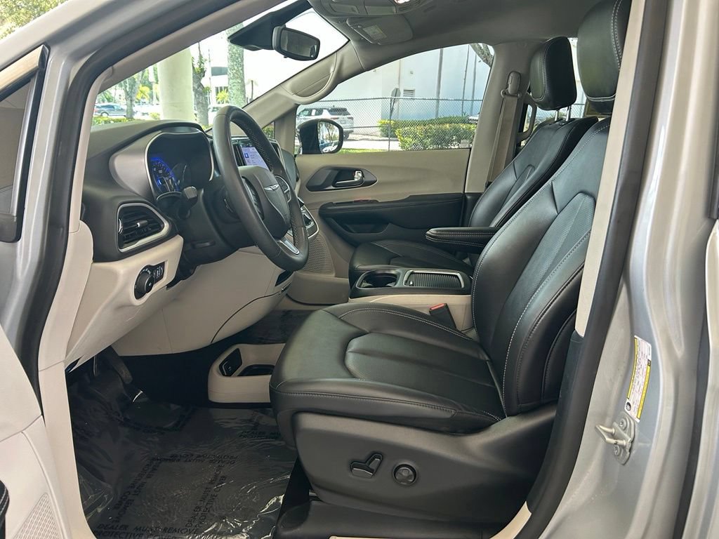 Used 2024 Chrysler Pacifica Touring-L FWD image 6