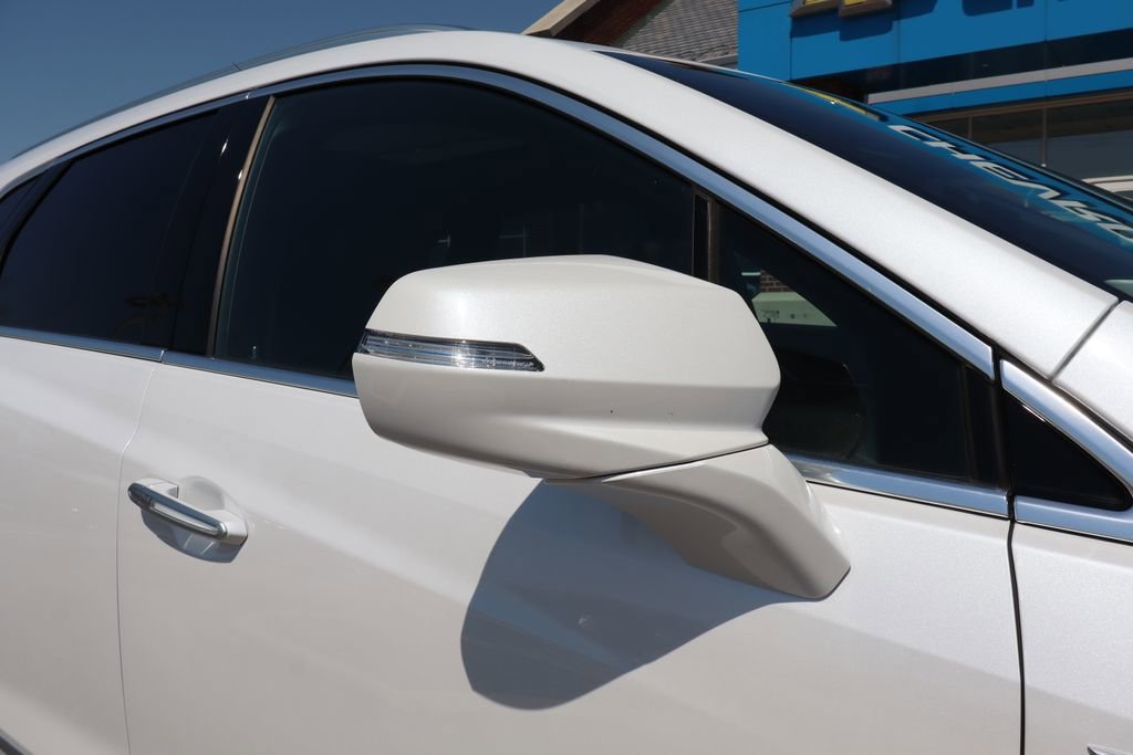 Used 2025 Cadillac XT5 Premium Luxury AWD/4WD image 2