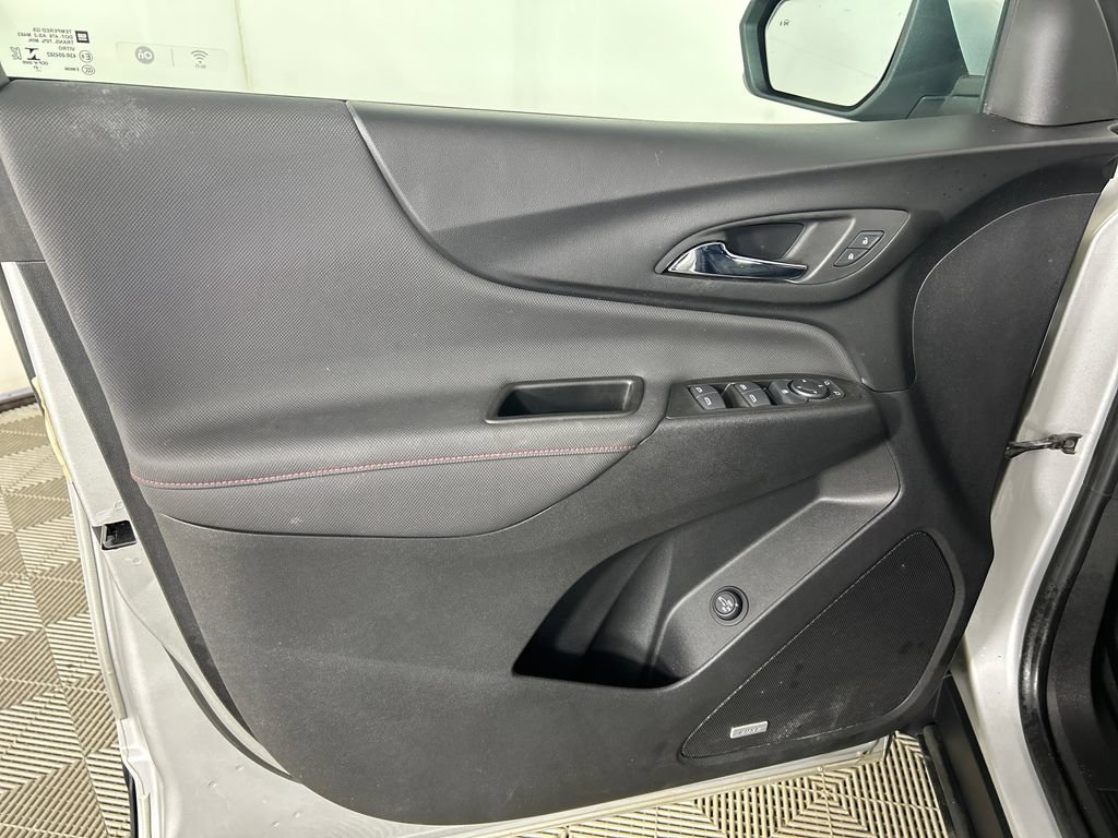 Used 2022 Chevrolet Equinox RS w/ RS Leather Package FWD image 11