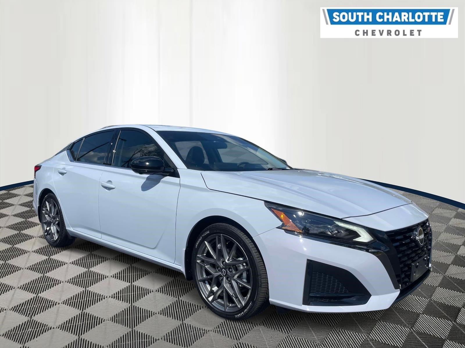 Used 2023 Nissan Altima 2.0 SR FWD image 3