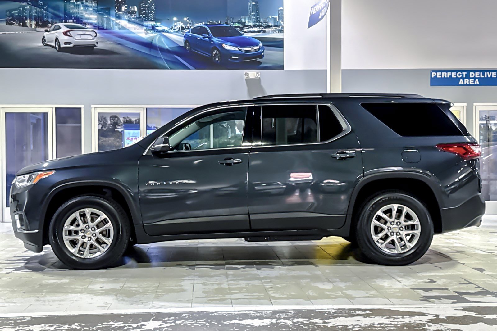 Used 2021 Chevrolet Traverse LT image 2