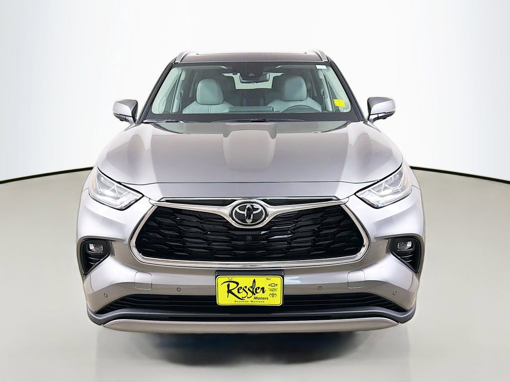 New 2026 Toyota Highlander Platinum image 2