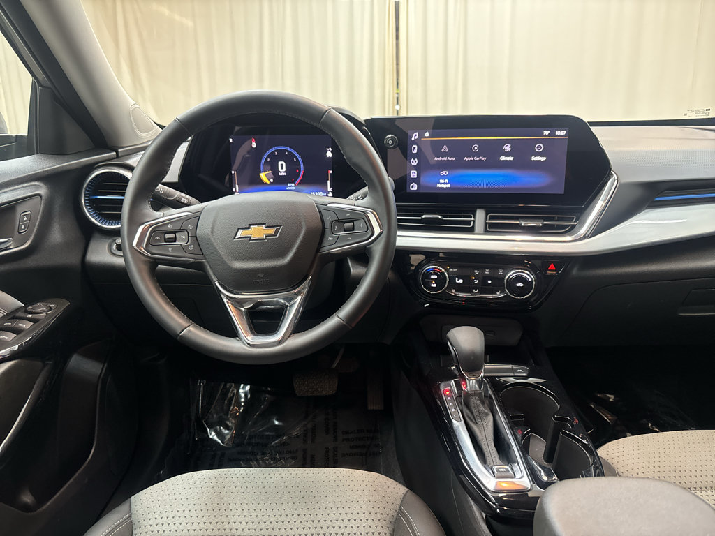 Used 2025 Chevrolet Trax LT w/ LT Convenience Package FWD image 17