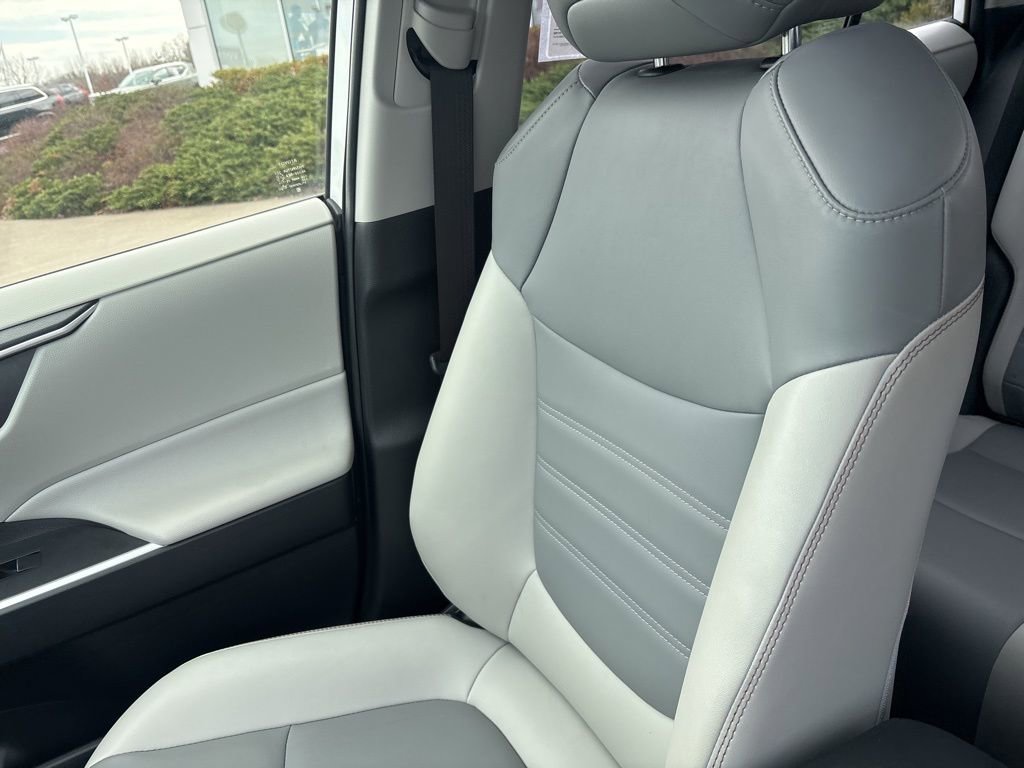 Used 2020 Toyota RAV4 XLE Premium image 25