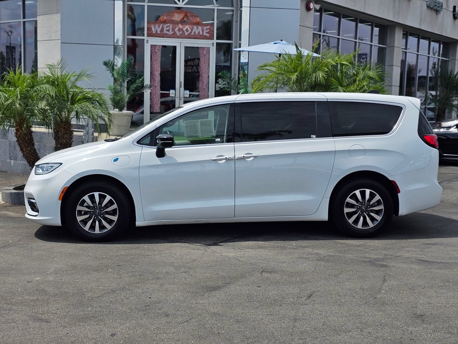 Used 2024 Chrysler Pacifica Limited FWD image 5