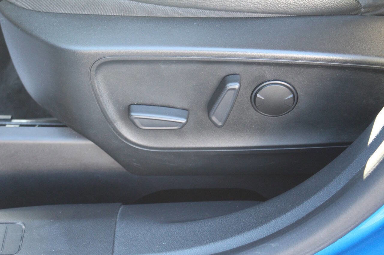 Used 2020 Ford Escape Titanium image 11