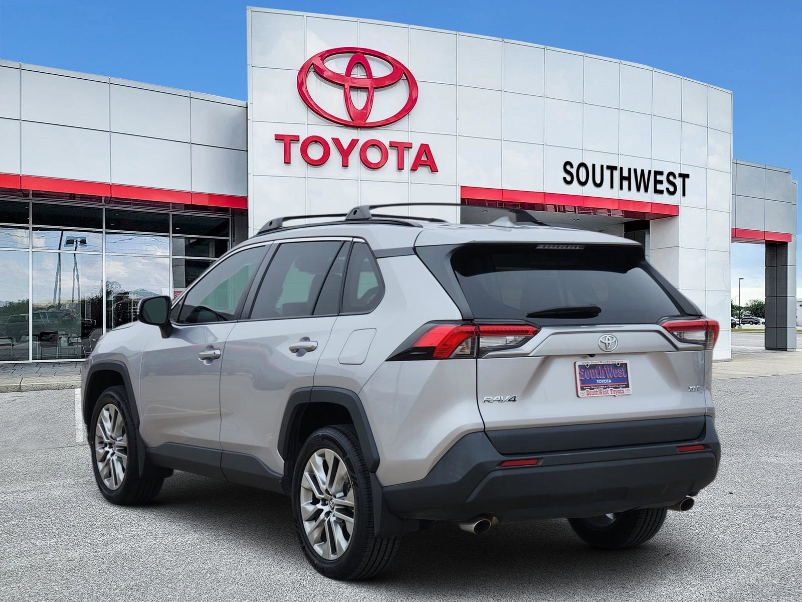 Used 2023 Toyota RAV4 XLE Premium image 4