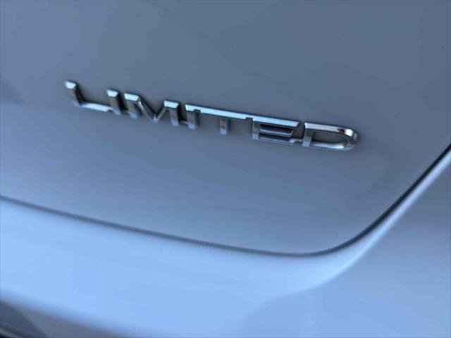 Used 2018 Chrysler Pacifica Limited image 8