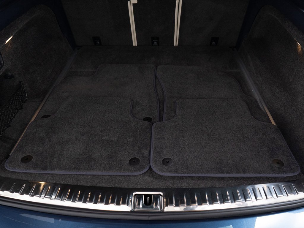 Used 2025 Bentley Bentayga image 47