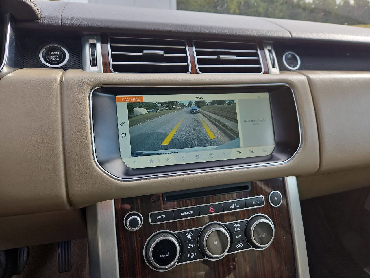 Used 2017 Land Rover Range Rover HSE image 18