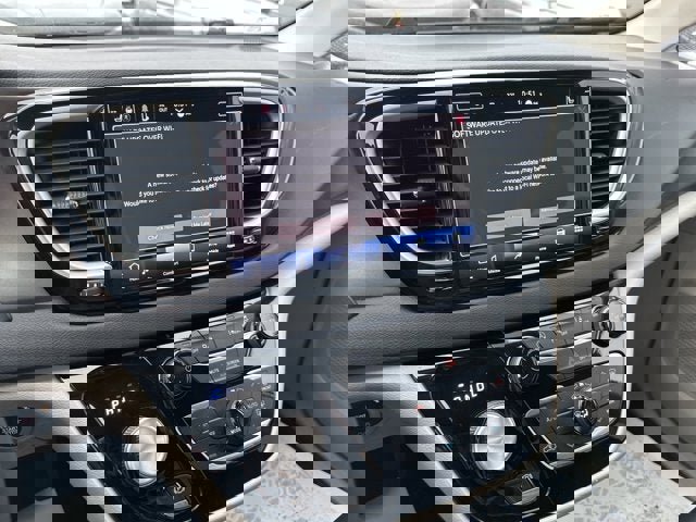 Used 2024 Chrysler Pacifica Touring-L image 18