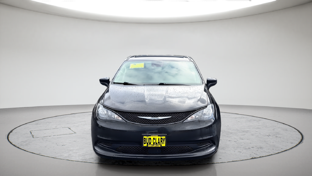 Used 2023 Chrysler Voyager LX FWD image 2