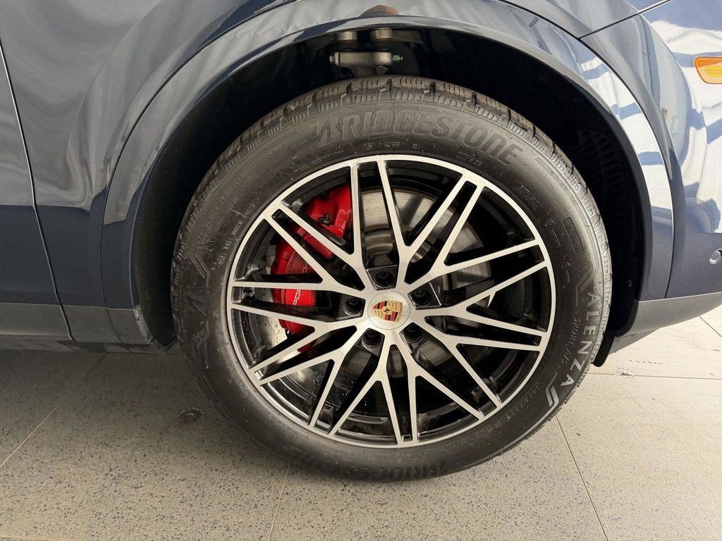 Used 2025 Porsche Cayenne S AWD/4WD image 13