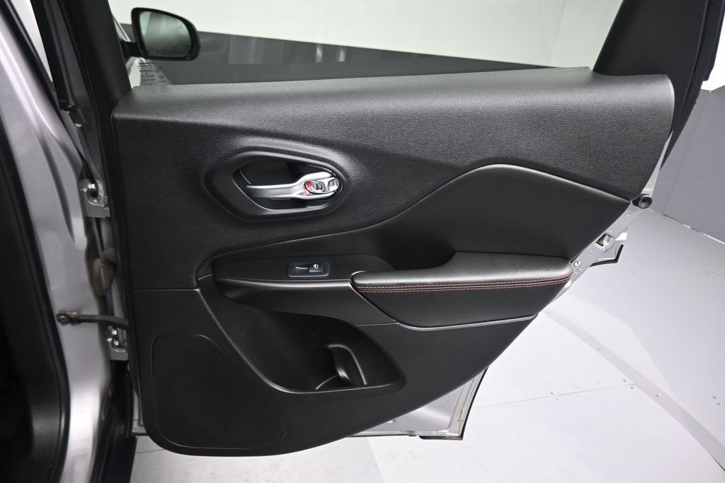Used 2019 Jeep Cherokee Trailhawk AWD/4WD image 35