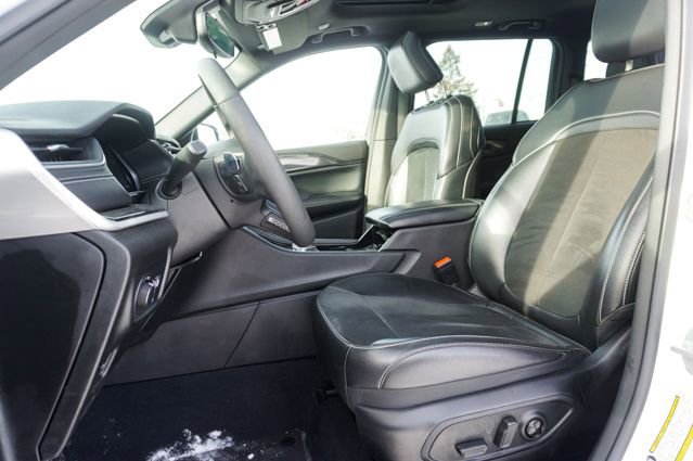 Used 2023 Jeep Grand Cherokee Altitude image 14