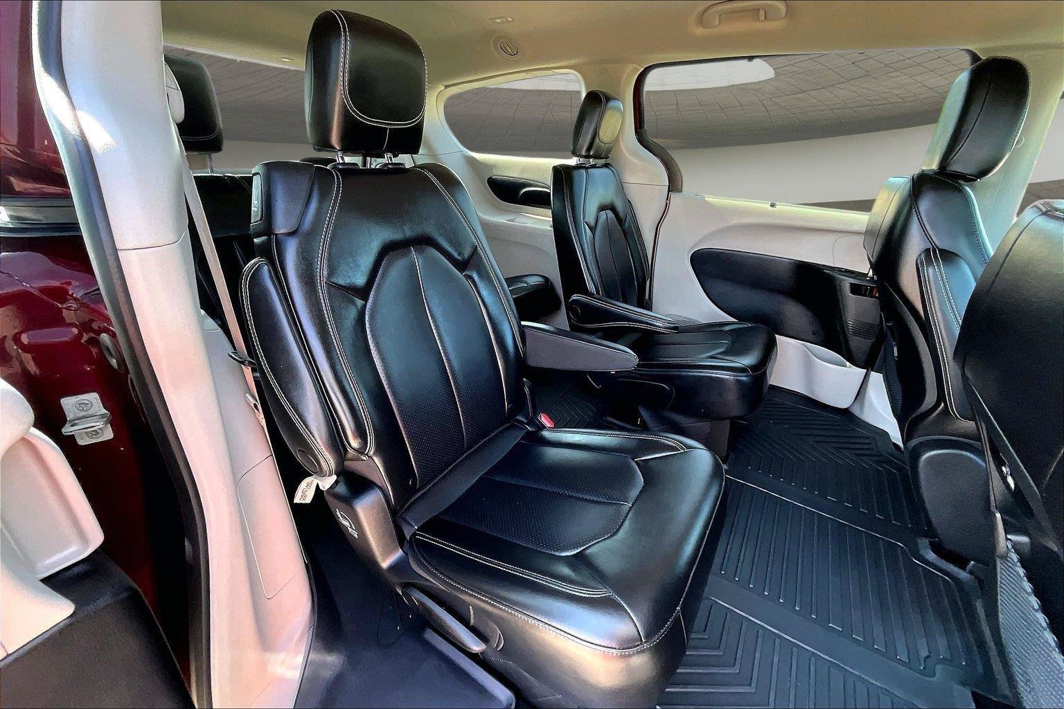 Used 2023 Chrysler Pacifica Touring-L AWD/4WD image 11