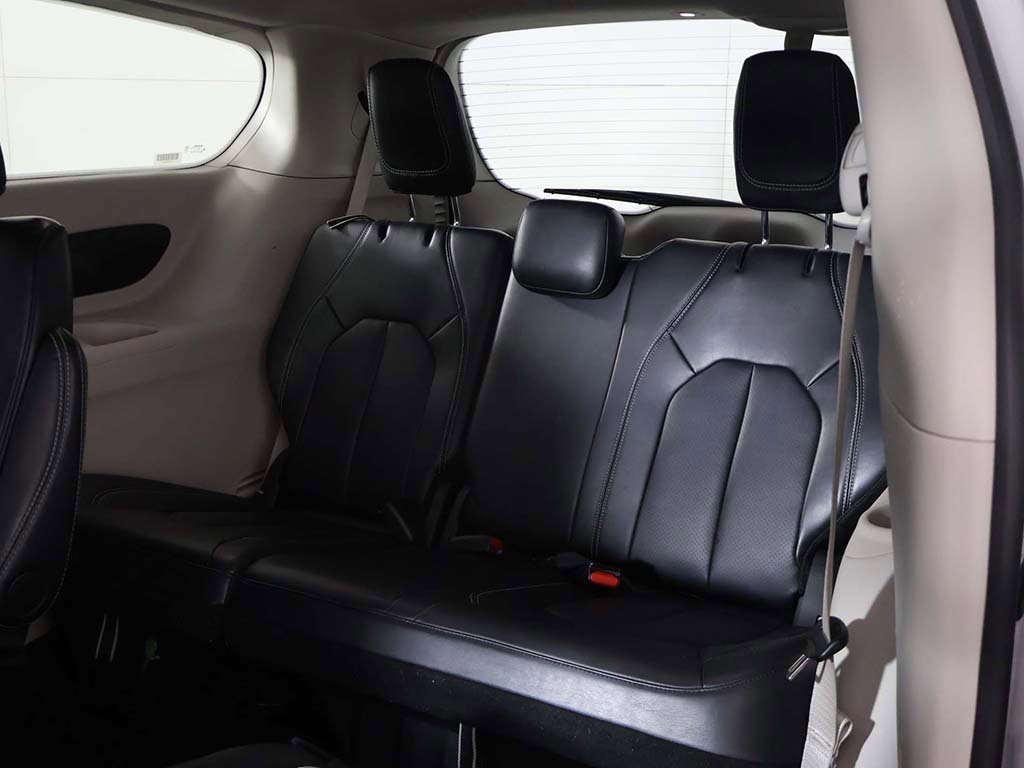 Used 2024 Chrysler Pacifica Touring-L image 28
