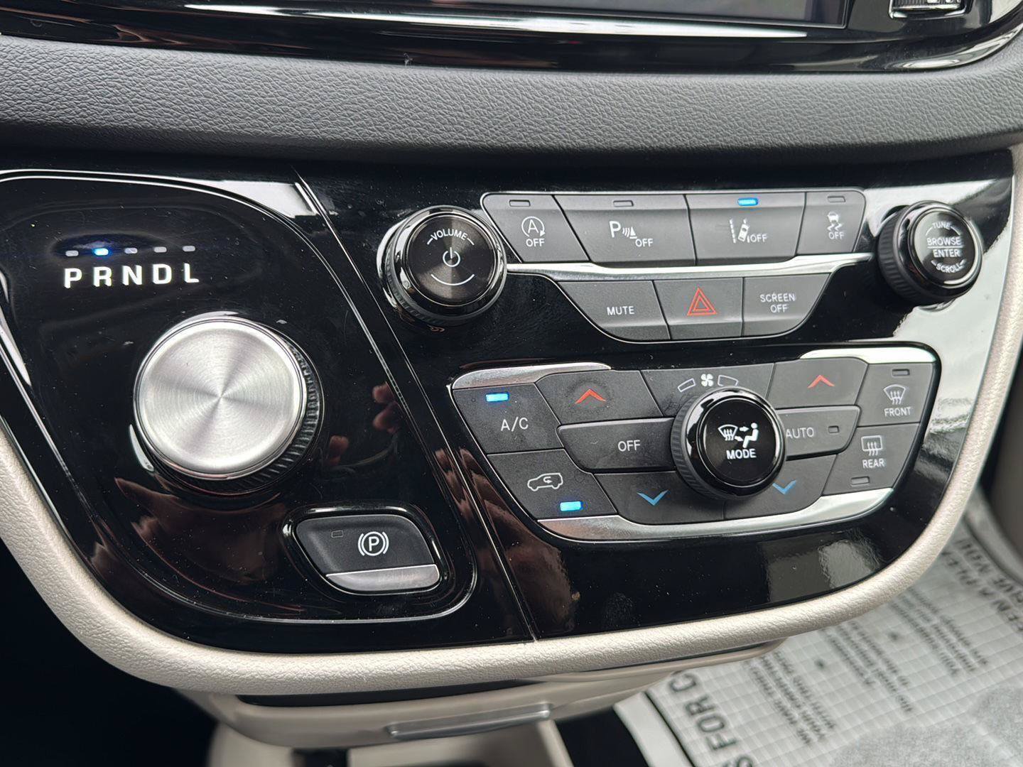 Used 2024 Chrysler Pacifica Touring-L FWD image 19