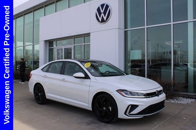 Used 2025 Volkswagen Jetta SE FWD image 1