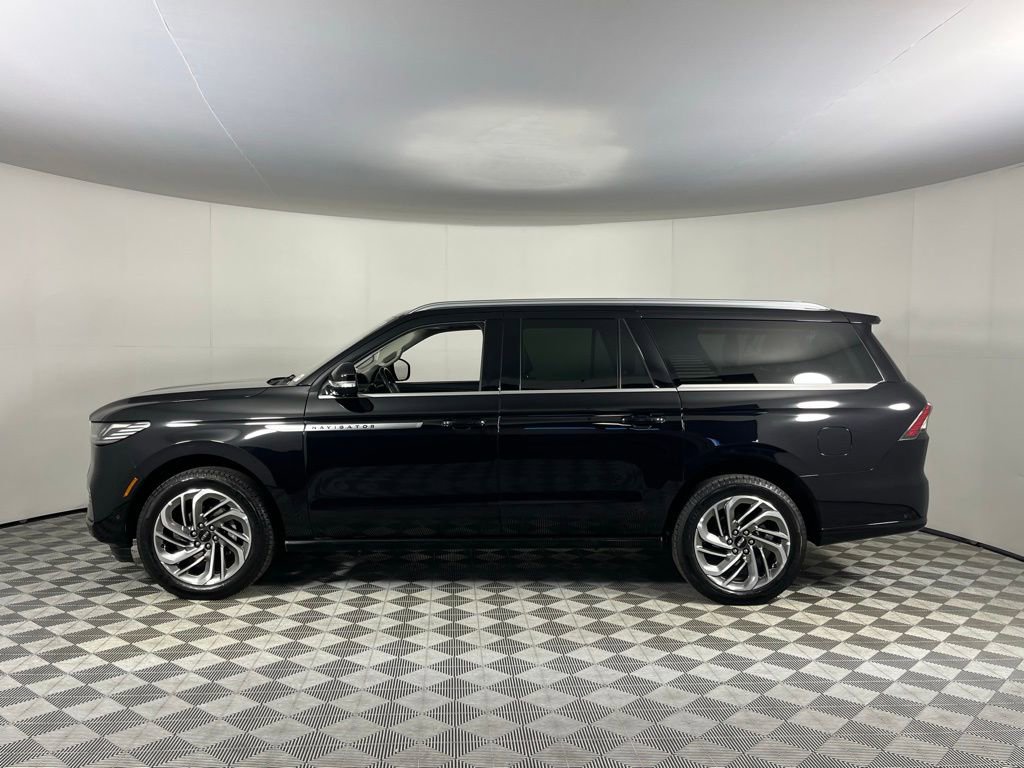 Used 2025 Lincoln Navigator L Reserve image 9