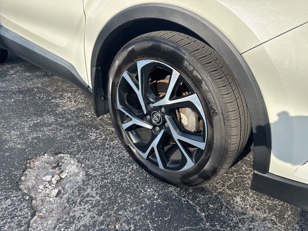 Used 2018 Toyota C-HR XLE image 4